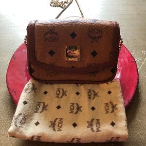 MCM crossbody dust bag cognac excellent condit🥀